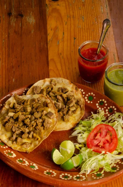 Pollo Verduras Caseras Una Mesa Madera — Foto de Stock