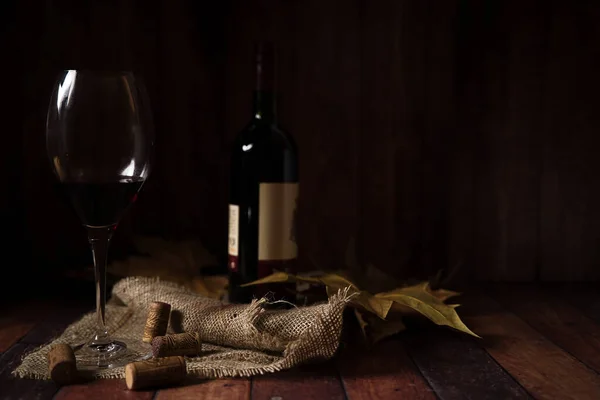 Czerwone Wino Szklanka Białego Drewnianym Tle — Zdjęcie stockowe