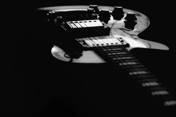 Foto Preto Branco Jovem Com Uma Guitarra — Fotografia de Stock