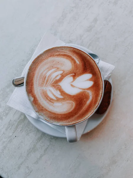 Filiżankę Cappuccino Latte Art Drewnianym Stole — Zdjęcie stockowe