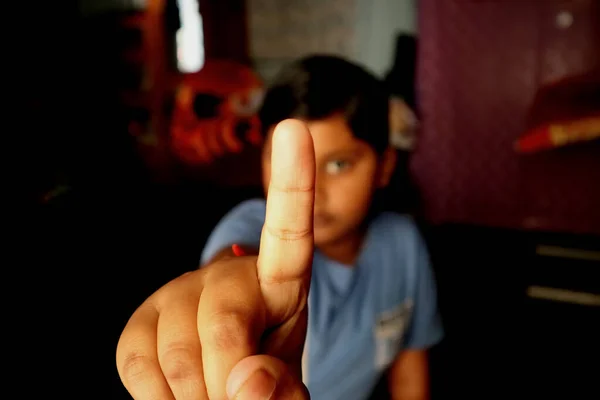 Joven Con Arma Las Manos — Foto de Stock