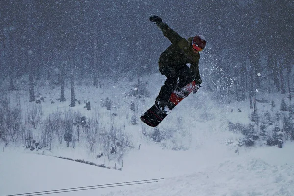 Snowboarder Saltando Sobre Las Montañas Cubiertas Nieve — Foto de Stock