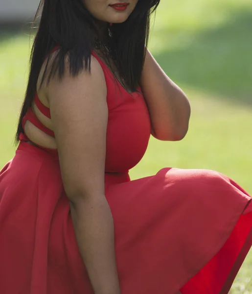 Kırmızı Elbiseli Beyaz Gömlekli Güzel Bir Kadın — Stok fotoğraf