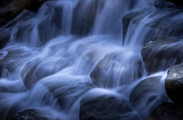 森の中の美しい滝自然背景 — ストック写真