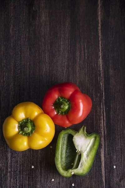 Färsk Röd Och Grön Paprika Trä Bakgrund — Stockfoto