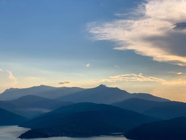 Matahari Terbenam Yang Indah Atas Pegunungan — Stok Foto