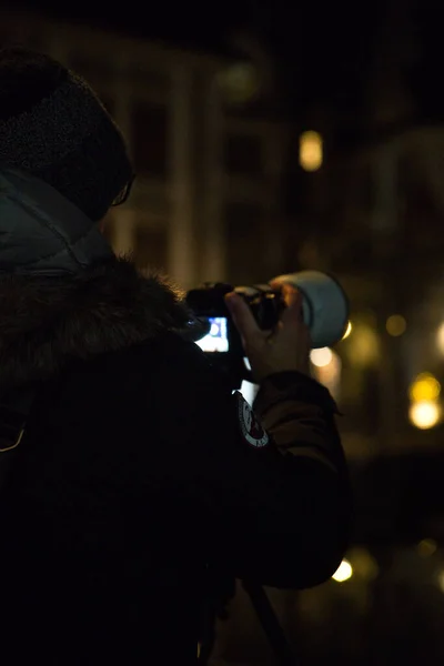 Мужчина Черной Куртке Фотоаппаратом — стоковое фото