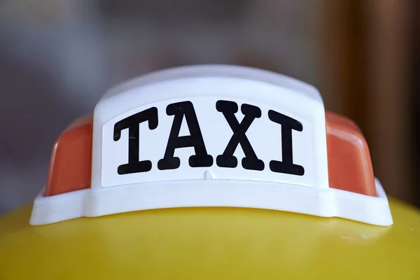 Крупним Планом Таксі Білим Тлом — стокове фото