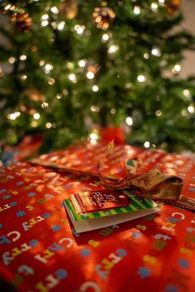赤と白のボールを持つクリスマスツリー — ストック写真