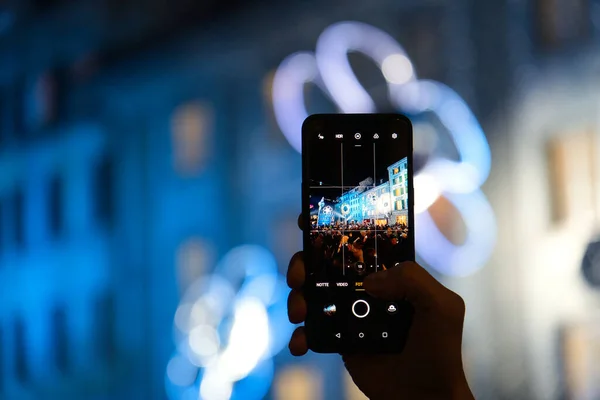 Hand Hält Ein Smartphone Mit Verschwommenem Hintergrund — Stockfoto
