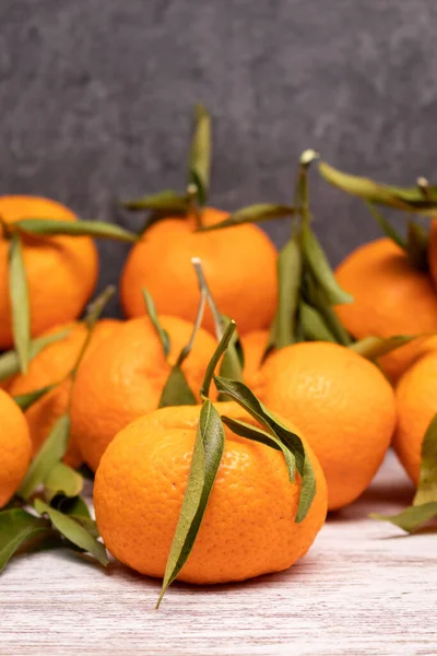 Frische Mandarinen Mit Blättern Auf Holzgrund — Stockfoto