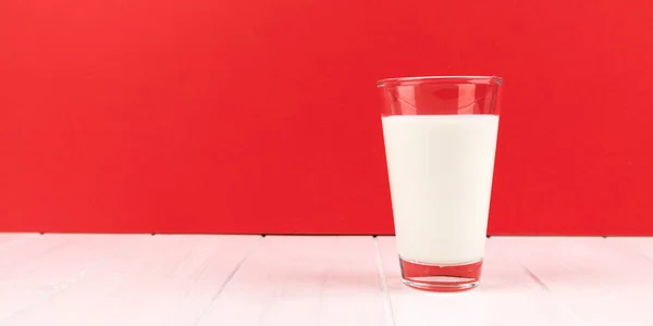 Glas Milch Und Ein Krug Weißwein Auf Einem Holztisch — Stockfoto