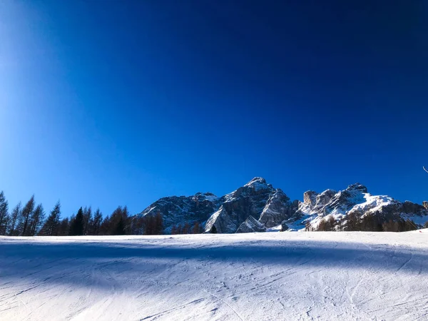 Bela Paisagem Com Neve Céu Azul — Fotografia de Stock