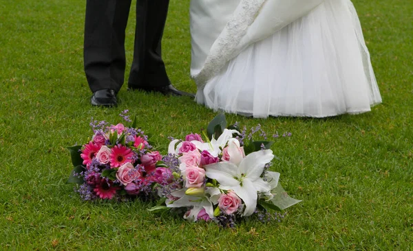 Wedding Couple Flowers — Stock Photo, Image