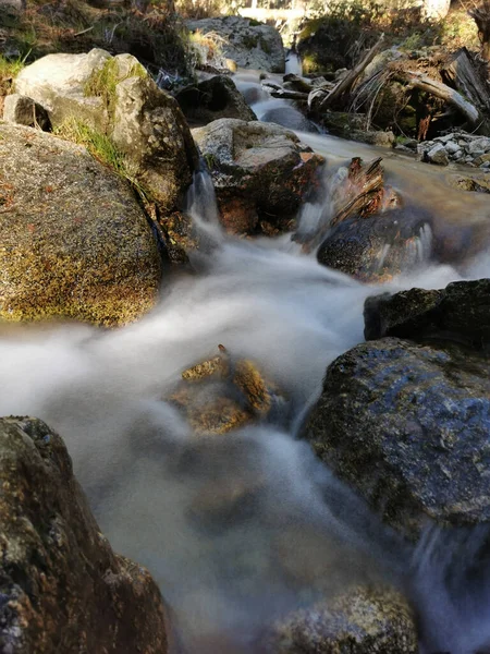 Air Terjun Dengan Air Sungai Musim Semi — Stok Foto