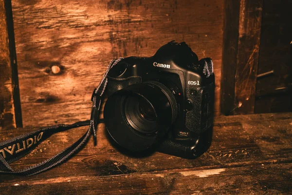 木制底座上的旧相机 — 图库照片