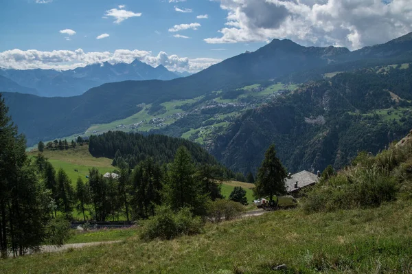 Bellissimo Paesaggio Con Montagne Cielo Blu — Foto Stock