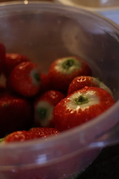 在一个玻璃碗中的新鲜红番茄 — 图库照片