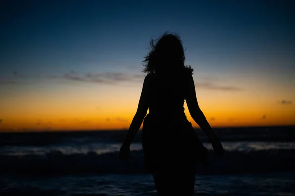 Silhouette Una Donna Sulla Spiaggia — Foto Stock