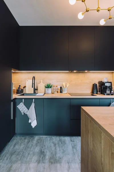 Modern Keukeninterieur Met Witte Grijze Muren Een Groot Raam Destructie — Stockfoto
