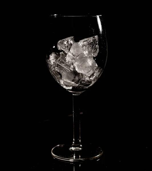 Glas Wasser Mit Eiswürfeln Auf Schwarzem Hintergrund — Stockfoto
