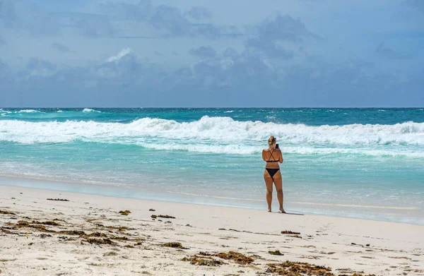 Mujer Joven Vestido Azul Playa — Foto de Stock