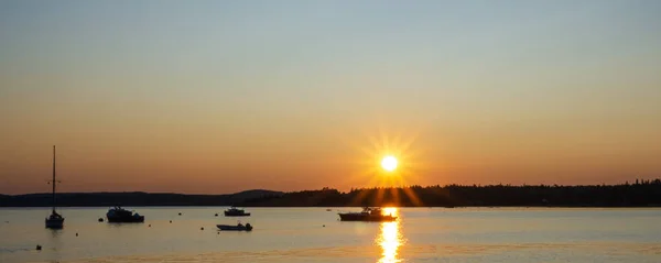 Puesta Sol Sobre Lago —  Fotos de Stock