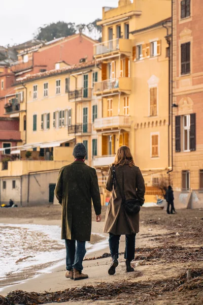 在城市里散步的情侣 — 图库照片