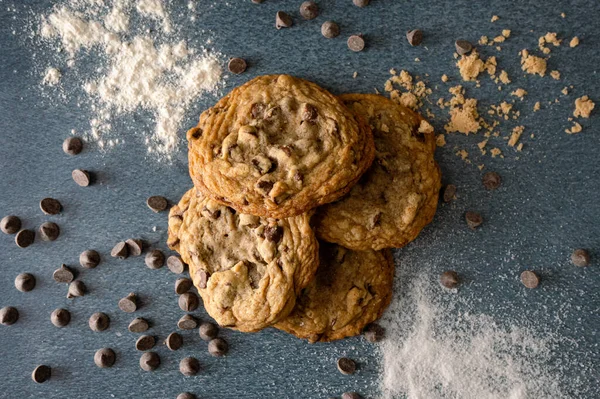 Galletas Caseras Con Chispas Chocolate Nueces Sobre Fondo Oscuro — Foto de Stock