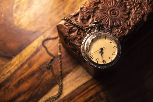 Relógio Bolso Vintage Velho Fundo Madeira — Fotografia de Stock