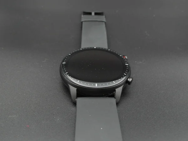 Foto Blanco Negro Reloj Pulsera Sobre Fondo Gris — Foto de Stock