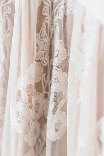 Свадебное Платье Окне — стоковое фото