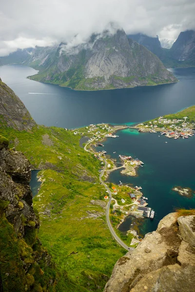 Norway Fjord Zelenými Horami Malou Vesnicí Lofotenské Ostrovy Skotsko — Stock fotografie