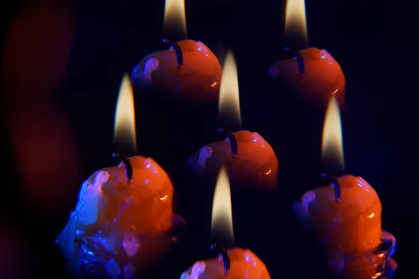 Brandende Kaarsen Een Zwarte Achtergrond — Stockfoto