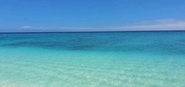 Schöner Tropischer Strand Mit Blauem Himmel — Stockfoto