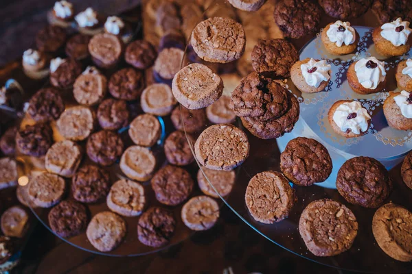 プレートの上のチョコレートキャンディー — ストック写真