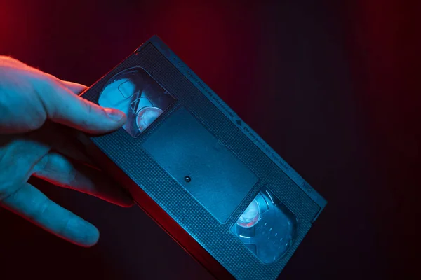 Homme Tenant Une Cassette Sur Baclgeround Rouge Bleu — Photo