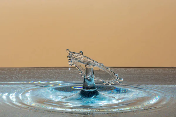 Respingo Água Fundo Azul — Fotografia de Stock