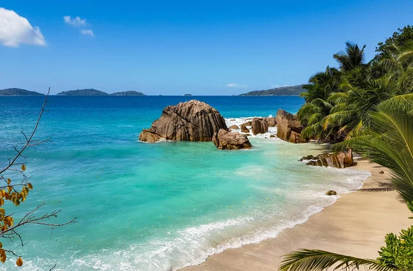 Prachtig Strand Met Rotsen Blauwe Lucht — Stockfoto