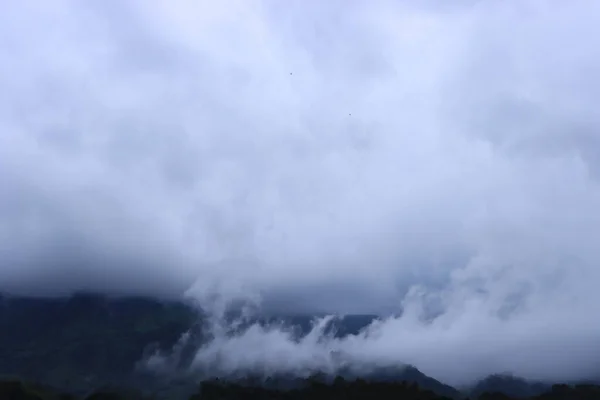Nuvens Tempestade Sobre Montanha — Fotografia de Stock