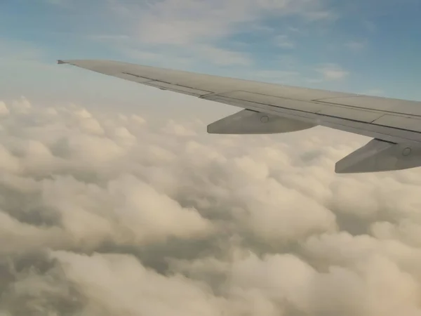 空を飛ぶ飛行機の翼 — ストック写真