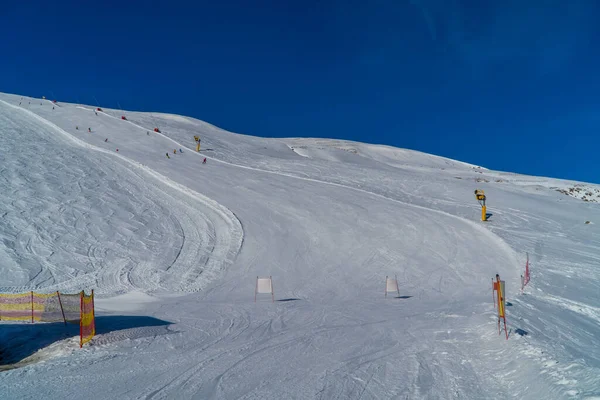 Mengangkat Ski Pegunungan Pada Latar Belakang Alam — Stok Foto