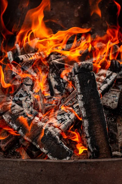 Flammen Auf Schwarzem Hintergrund — Stockfoto