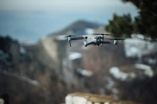 Dron Volando Fondo Las Montañas —  Fotos de Stock