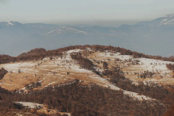 Wunderschöne Landschaft Mit Schneebedeckten Bergen Und Bäumen — Stockfoto