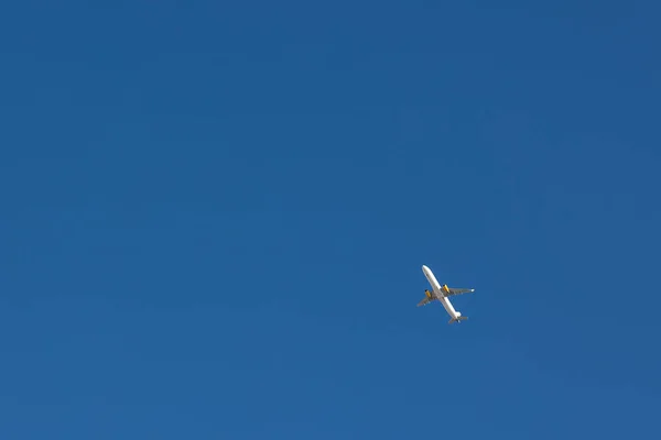 Αεροπλάνο Που Πετάει Στον Ουρανό — Φωτογραφία Αρχείου
