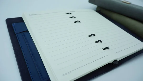 Cuaderno Con Bolígrafo Sobre Fondo Blanco —  Fotos de Stock