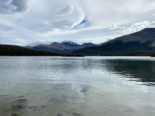 Göl Dağlarla Dolu Güzel Bir Manzara — Stok fotoğraf