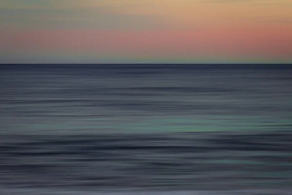 Gün Batımında Dalgalarla Mavi Gökyüzüyle Güzel Deniz Manzarası — Stok fotoğraf