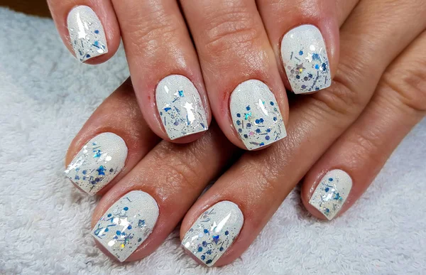 Mooie Manicure Met Een Heldere Blauwe Witte Nagels — Stockfoto